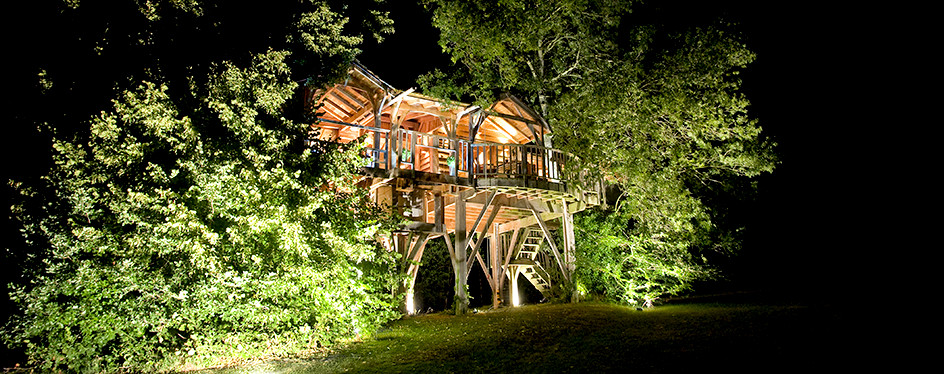 Cabane spa dans les arbres, de nuit